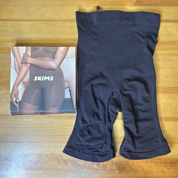 SKIMS Sculpt Short Mid Thigh 2X/3X - Picture 6 of 8